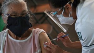Adultos mayores recibirán el refuerzo de la vacuna anticovid en los próximos días
