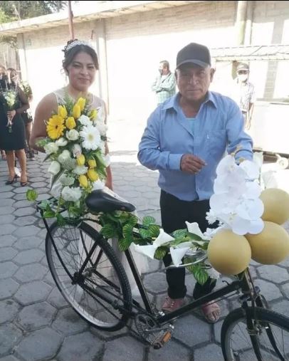 Amoroso padre adorna su bicicleta con flores para llevar a su hija al altar