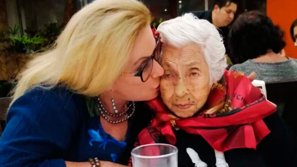 Laura Zapata despide a su abuelita sin la presencia de Thalía