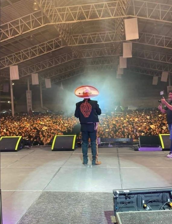 Abuelito da concierto sin que nadie lo vaya a ver, ¡qué triste!