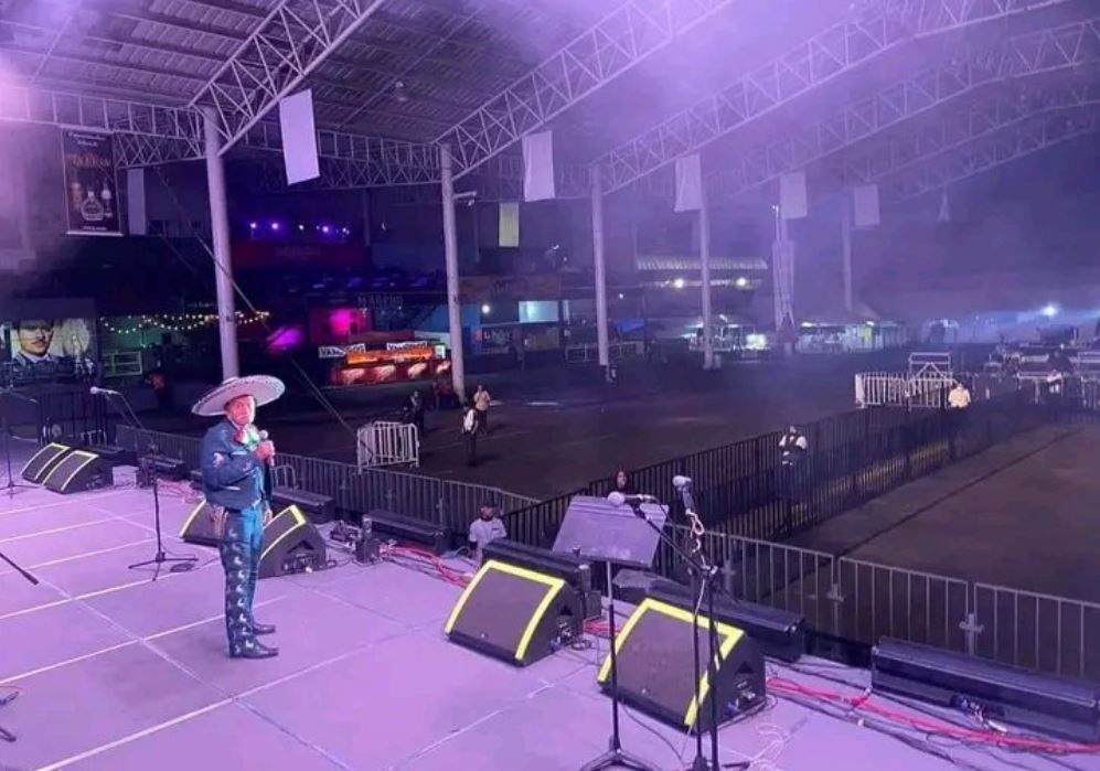 Abuelito da concierto sin que nadie lo vaya a ver, ¡qué triste!