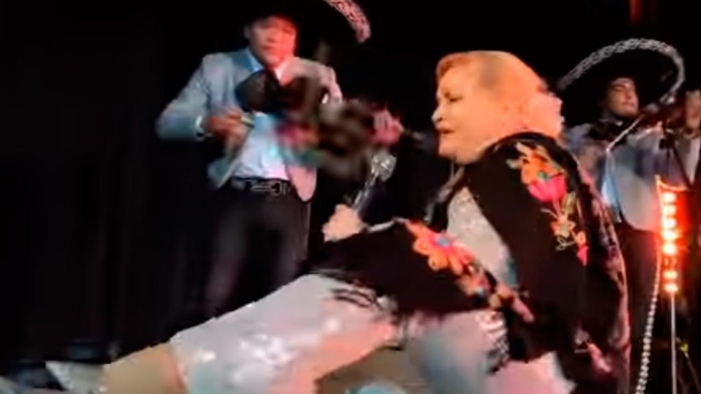 Rocío  Banquells sufre caída en pleno concierto