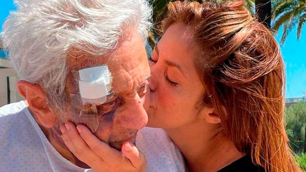 Shakira pide respeto a su familia tras hospitalización de su padre