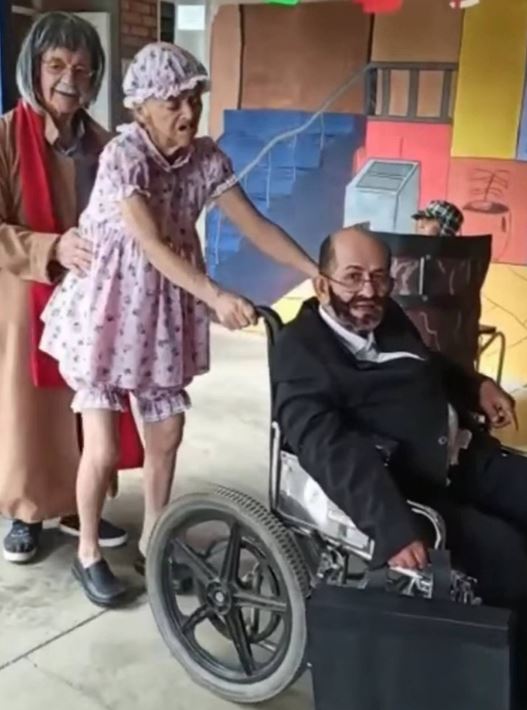 Abuelitos de un geriátrico, recrean la vecindad del "Chavo del 8"