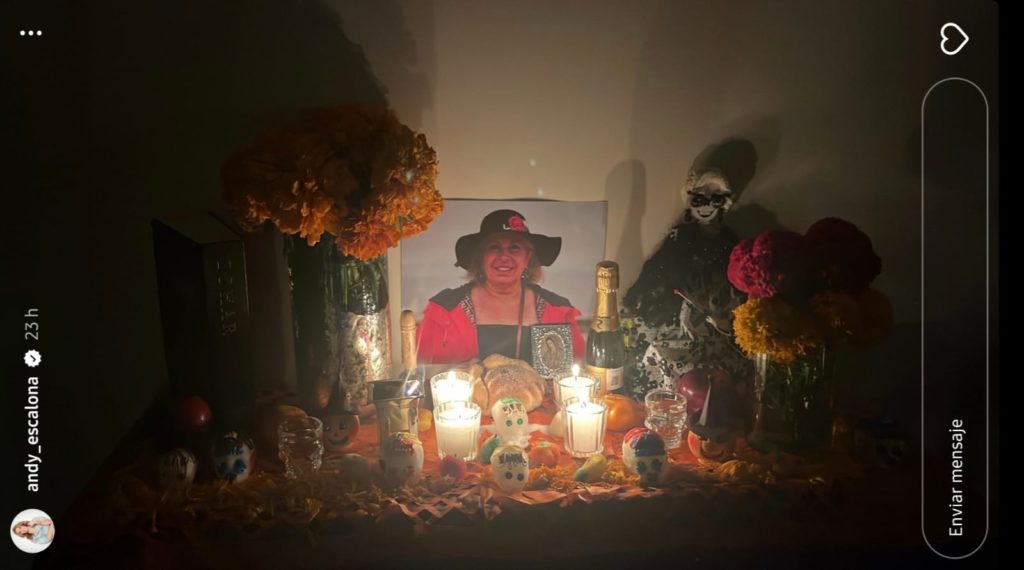 Andrea Escalona muestra la primera ofrenda que coloca en honor de su mamá