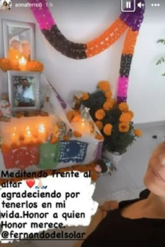Anna Ferro coloca ofrenda en honor a Fernando del Solar
