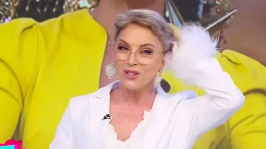 Laura Flores se despoja de su peluca durante programa en vivo