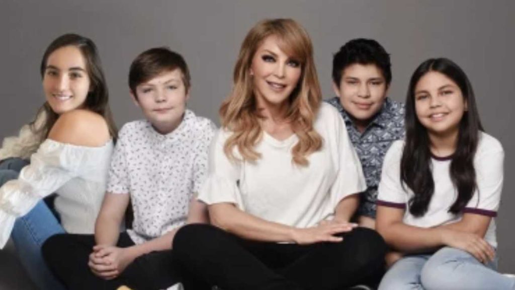 Laura Flores rompe en llanto al informar que su hijo fue hospitalizado