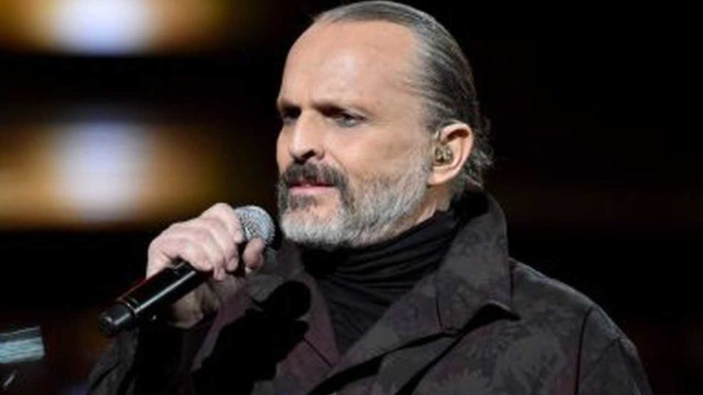 Miguel Bosé revela que perdió la voz por culpa de un implante dental