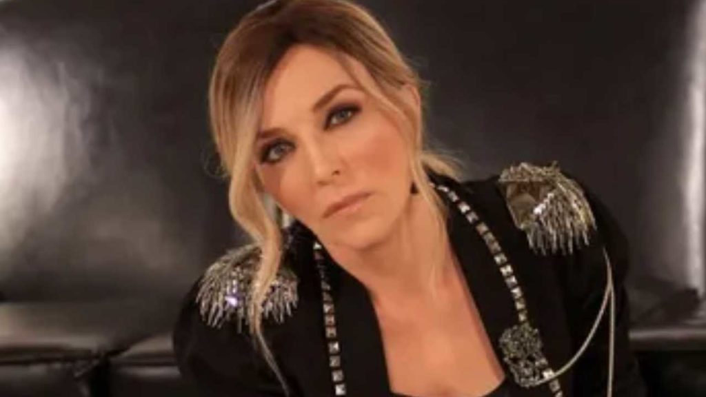 Laura Flores alarma a sus fans al aparecer con moretones en la cara