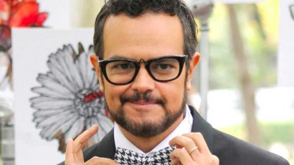 Aleks Syntek atropella pie de una mujer tras acudir a funeral de Chabelo