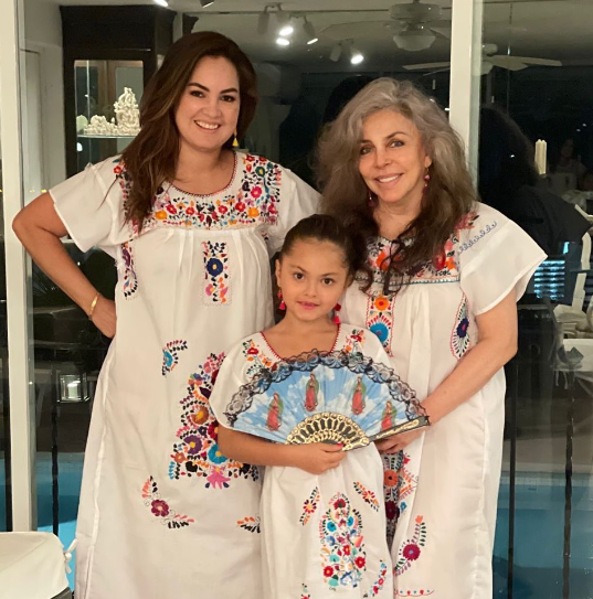 Verónica Castro es criticada por lucir más joven que su nieta en una foto