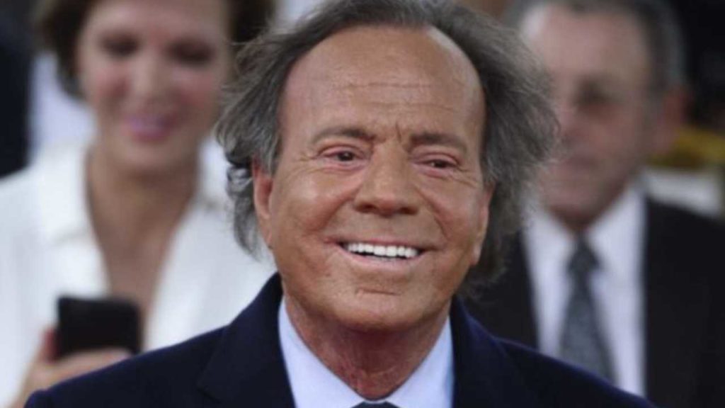 Julio Iglesias enciende las alarmas debido a su estado de salud