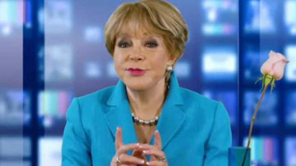 Lolita Ayala reaparece con bastón y tanque de oxígeno