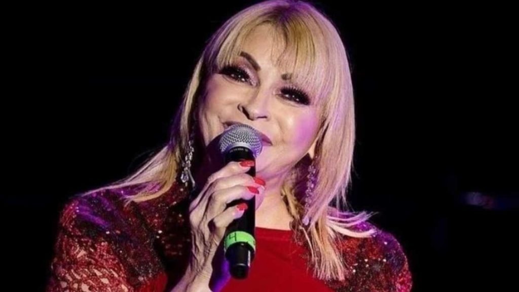 ¡Rocío Banquells realiza presentación pasada de copas y hasta le cambia la letra a una canción!