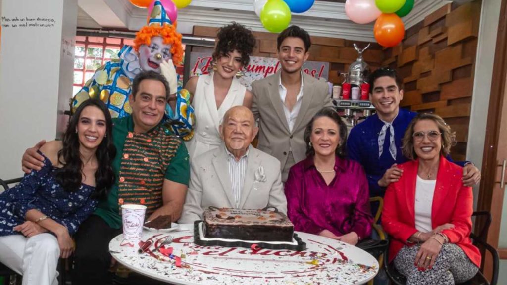 Sergio Corona festeja sus 95 años con pastel de chocolate y globos