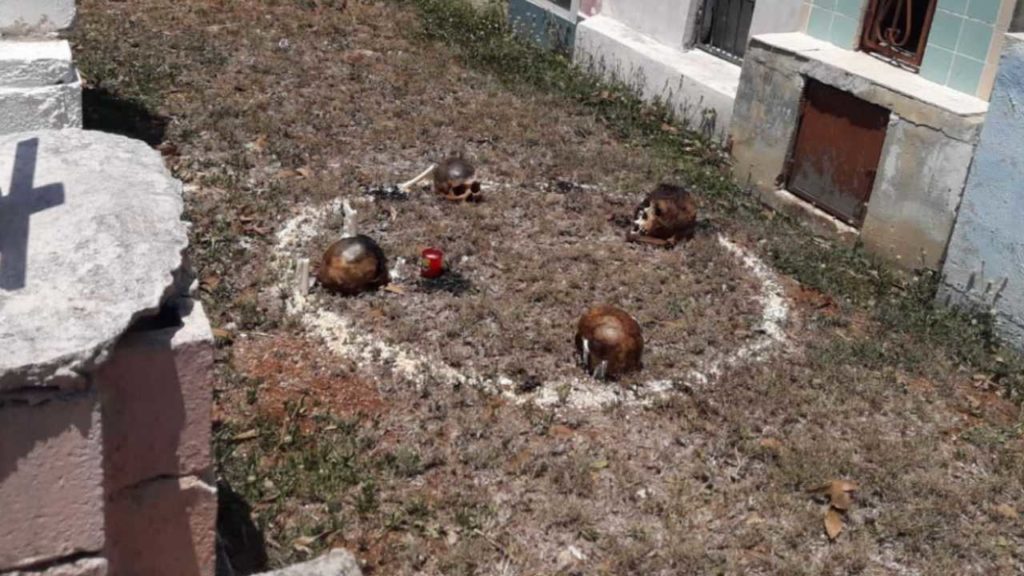 Día de Muertos: ¡Esto es lo que debes hacer si te encuentras un trabajo de brujería en el panteón!