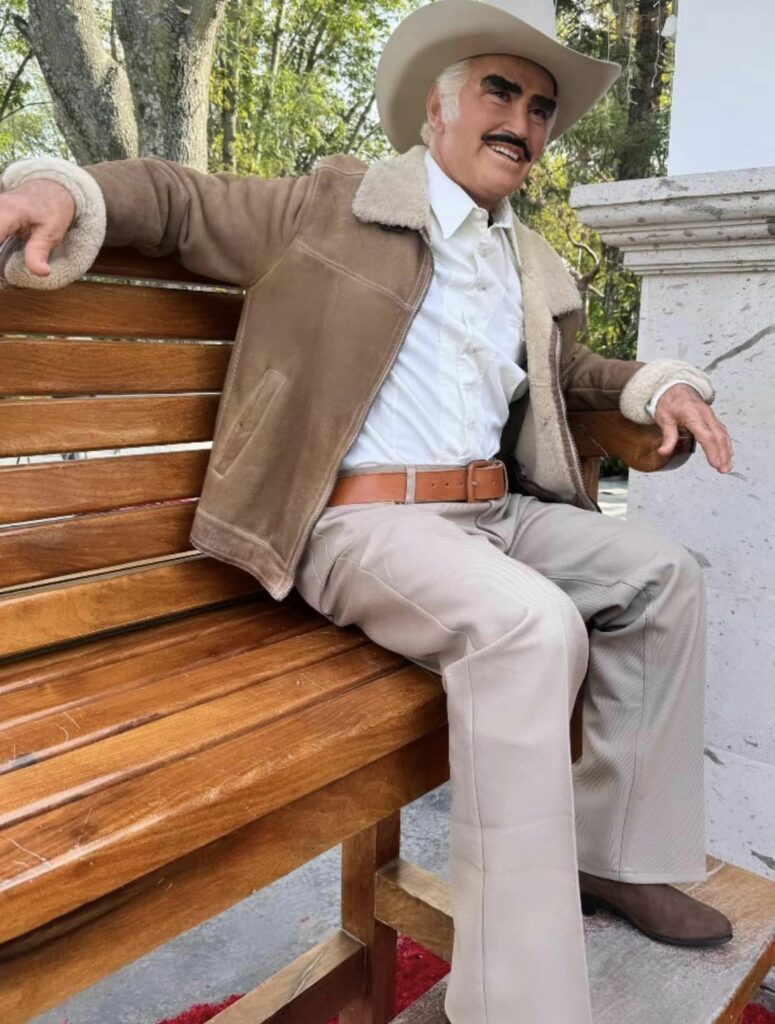 Vicente Fernández es conmemorado con escultura hiperrealista