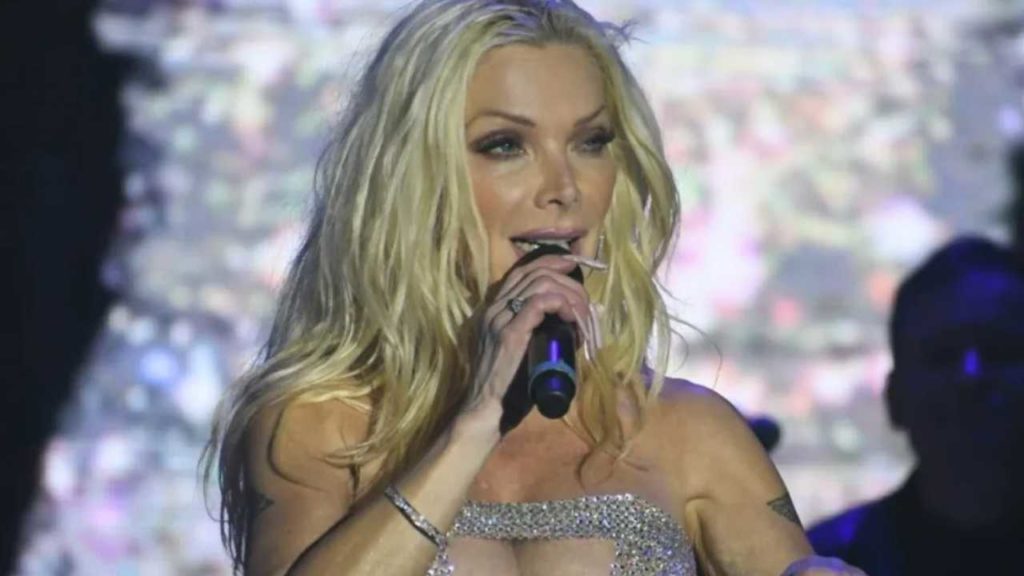 Marisela enfuerece y regaña a uno de sus músicos en pleno concierto