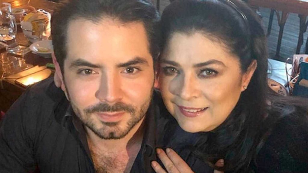 Victoria Ruffo aparece en silla de ruedas y preocupa a sus fans