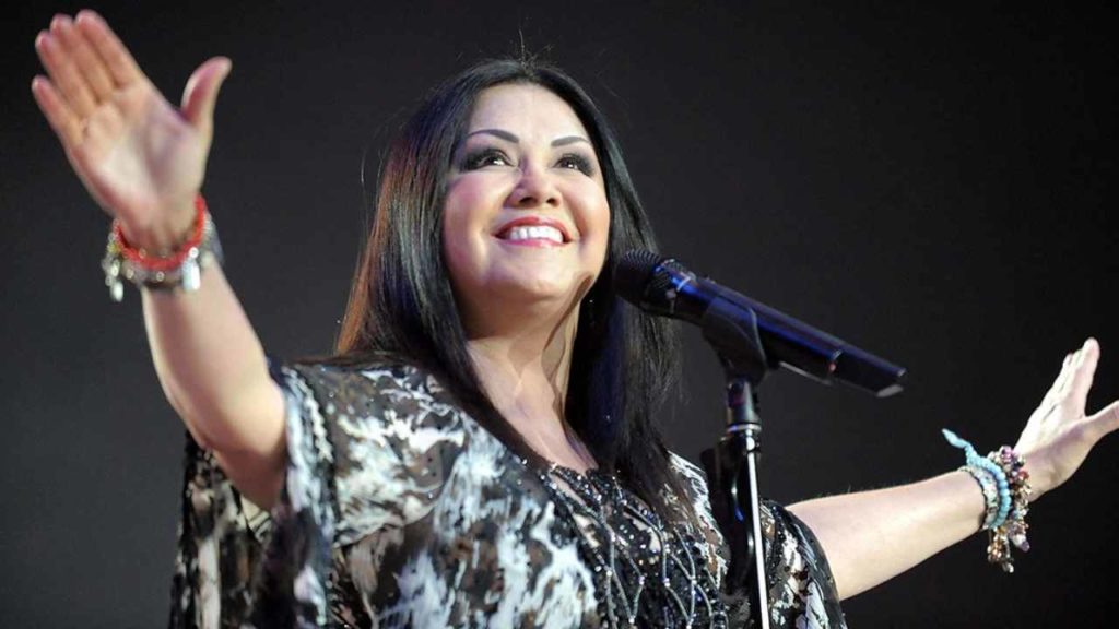 Ana Gabriel es hospitalizada de emergencia tras presentación en Chile.