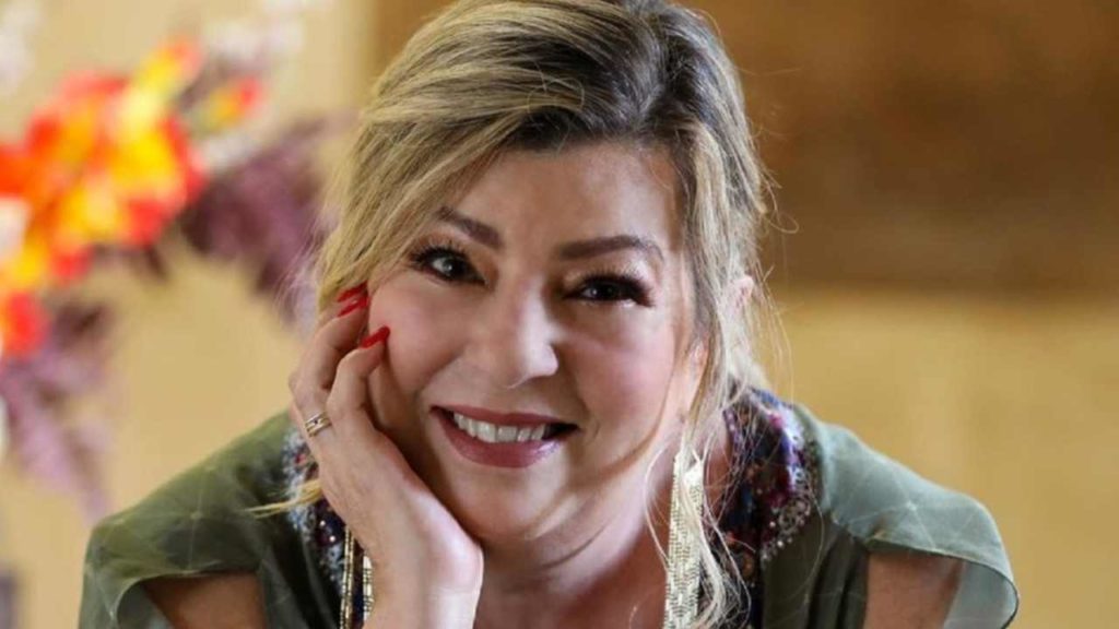 ¡Margarita "La Diosa de la Cumbia" enciende el escenario con un beso apasionado a su corista! ¿Romance o show?