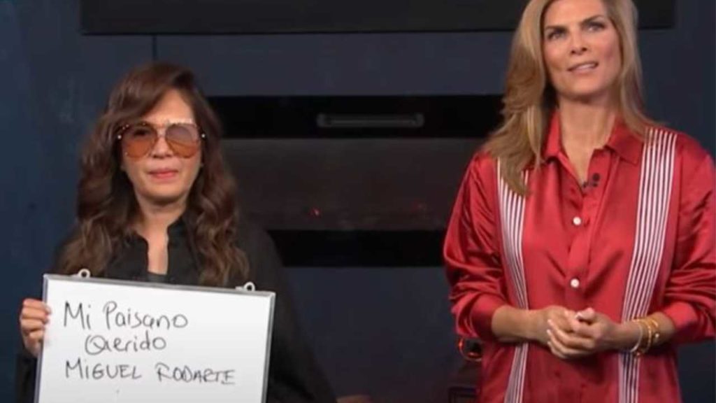 Yolanda Andrade preocupa a fans por tener que utilizar pizarrón para comunicarse