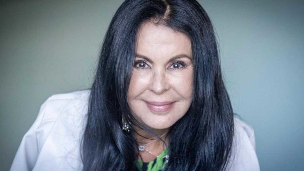 María Conchita Alonso desmiente cualquier vínculo romántico con el ex de Dulce y explica su estancia en su casa tras los incendios en California