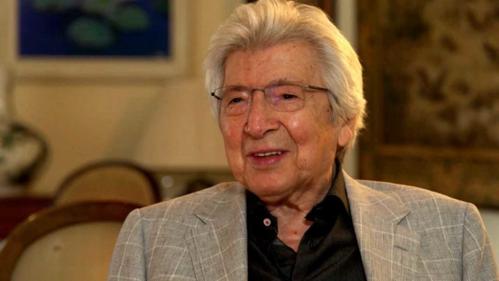 El legendario compositor Manuel Alejandro recibe el Premio Lo Nuestro Visionario, un reconocimiento a su trayectoria y a sus canciones que han marcado a generaciones.