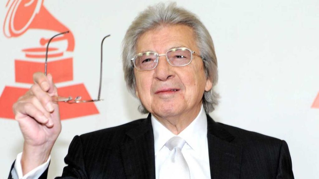 El legendario compositor Manuel Alejandro recibe el Premio Lo Nuestro Visionario, un reconocimiento a su trayectoria y a sus canciones que han marcado a generaciones.
