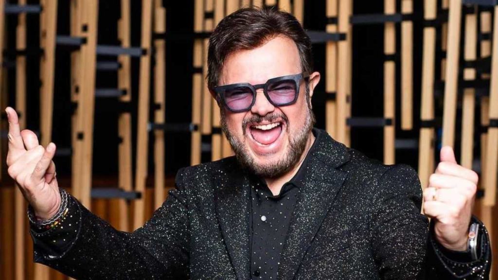 Aleks Syntek vuelve a expresar su desacuerdo con el género urbano y pide respeto por su opinión