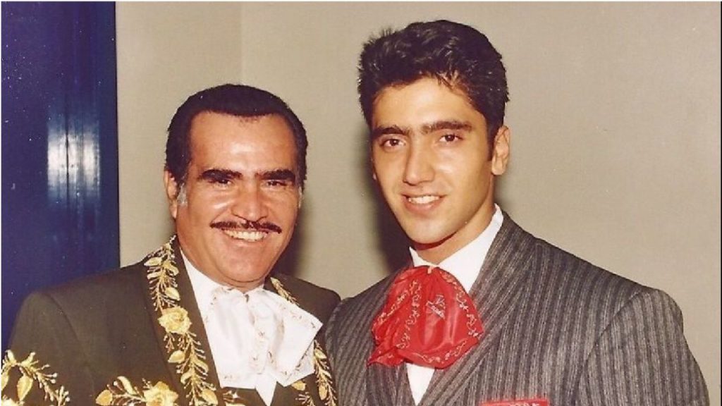 Alejandro Fernández conmueve con un emotivo homenaje a Vicente Fernández