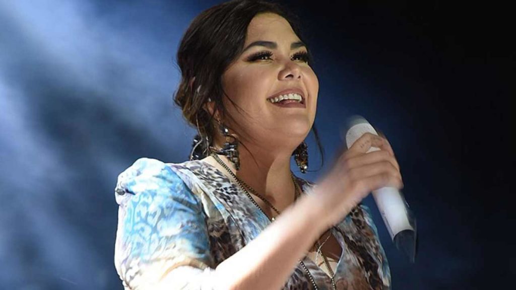 Yuridia enfrenta momentos difíciles: su padre sufre un derrame cerebral